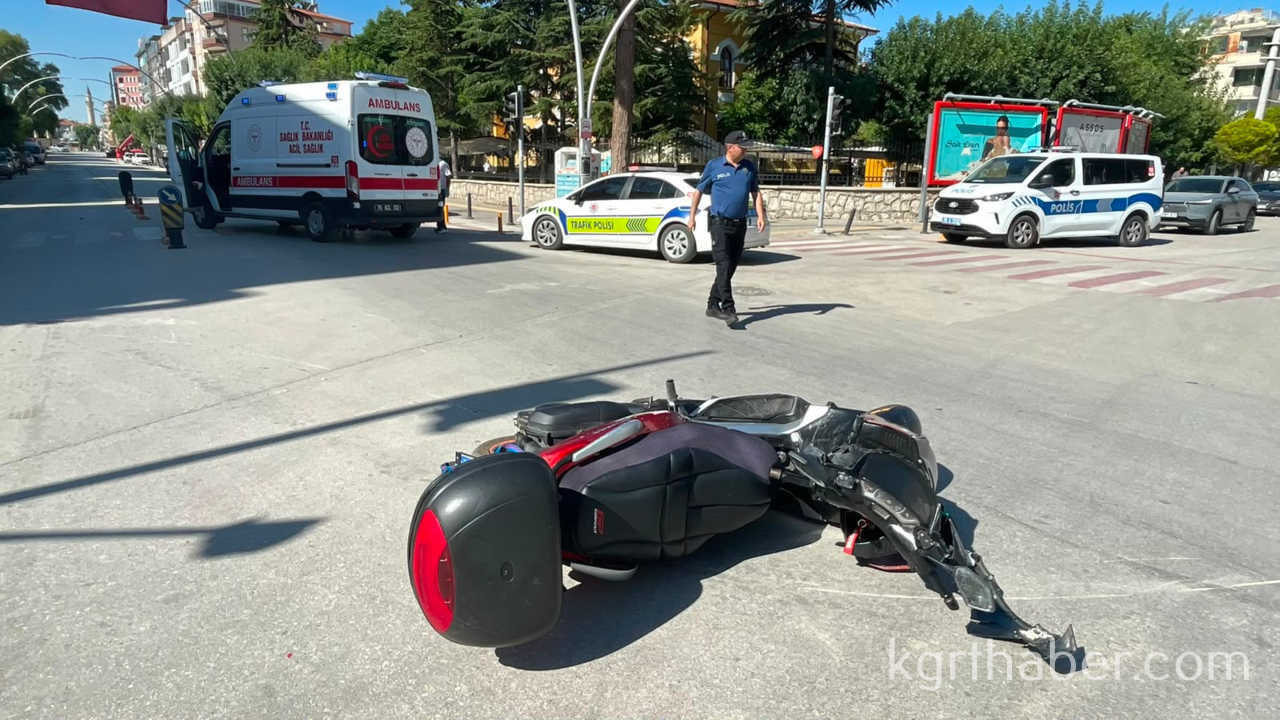 Karamanda Motosikletler Kavsakta Carpisti 2 Yarali3