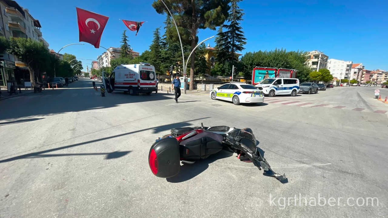 Karamanda Motosikletler Kavsakta Carpisti 2 Yarali4