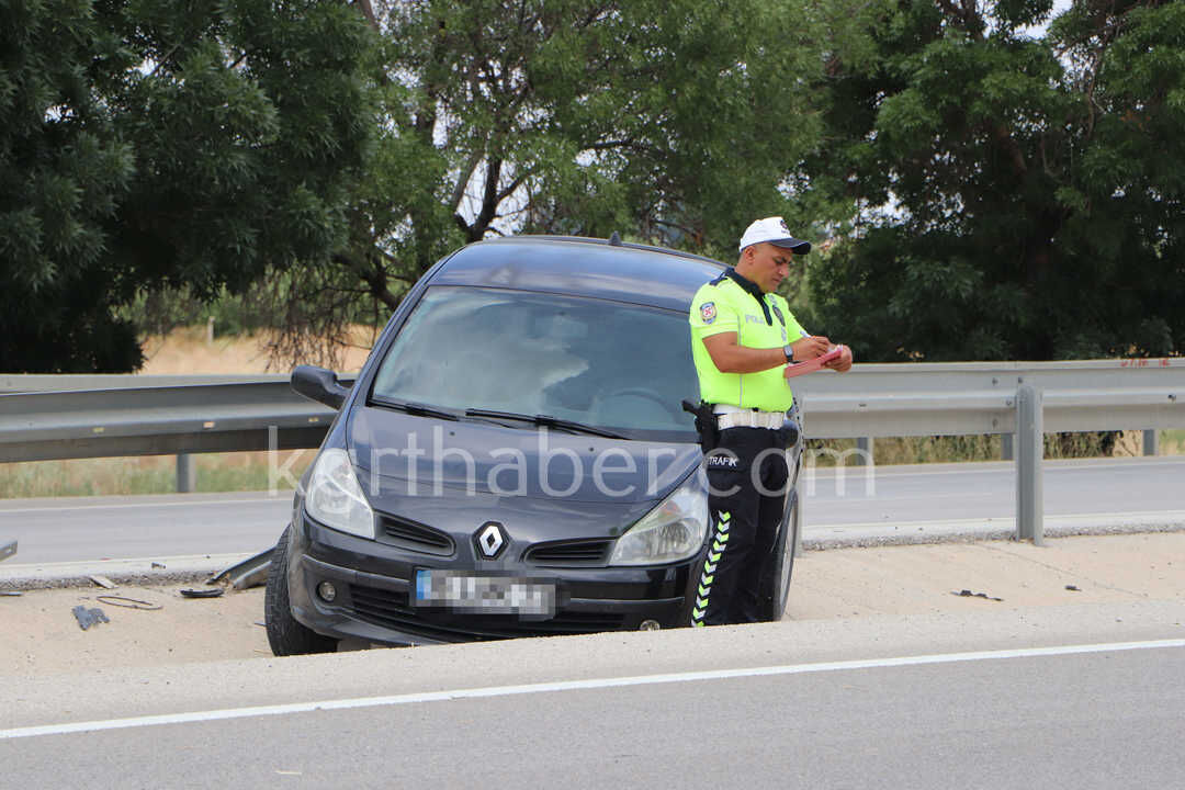 Karamanda Otomobil Bariyerlere Carpti Kaza Ani Kamerada0