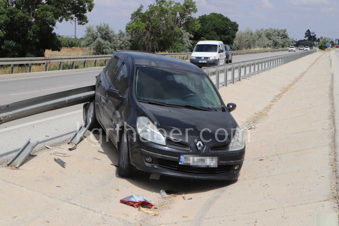 Karamanda Otomobil Bariyerlere Carpti Kaza Ani Kamerada1