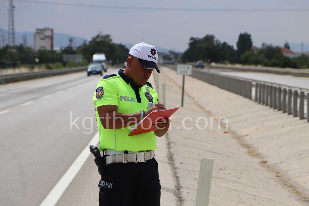 Karamanda Otomobil Bariyerlere Carpti Kaza Ani Kamerada10