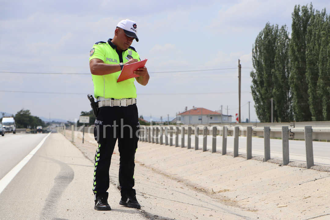 Karamanda Otomobil Bariyerlere Carpti Kaza Ani Kamerada11
