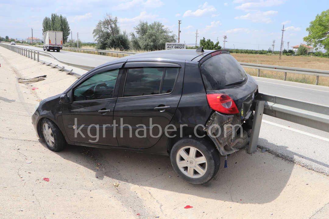 Karamanda Otomobil Bariyerlere Carpti Kaza Ani Kamerada3