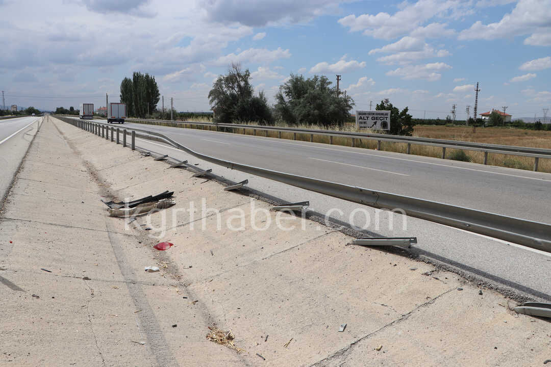 Karamanda Otomobil Bariyerlere Carpti Kaza Ani Kamerada6