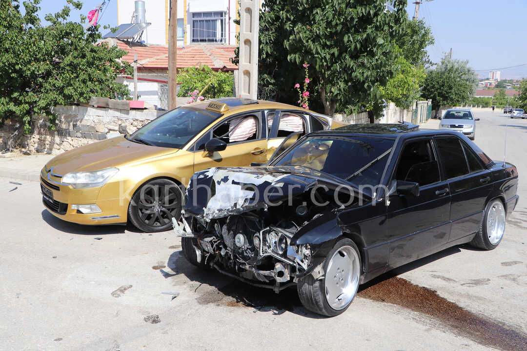 Karamanda Taksi Ile Otomobilin Carpistigi Kaza Kamerada 3 Yarali0