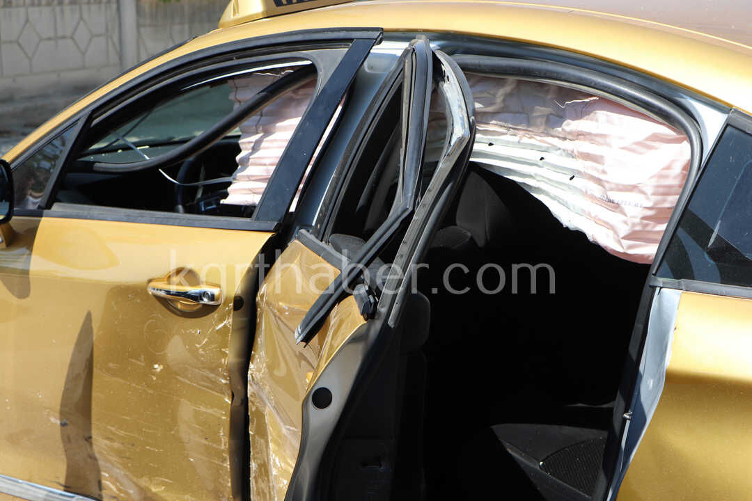 Karamanda Taksi Ile Otomobilin Carpistigi Kaza Kamerada 3 Yarali1