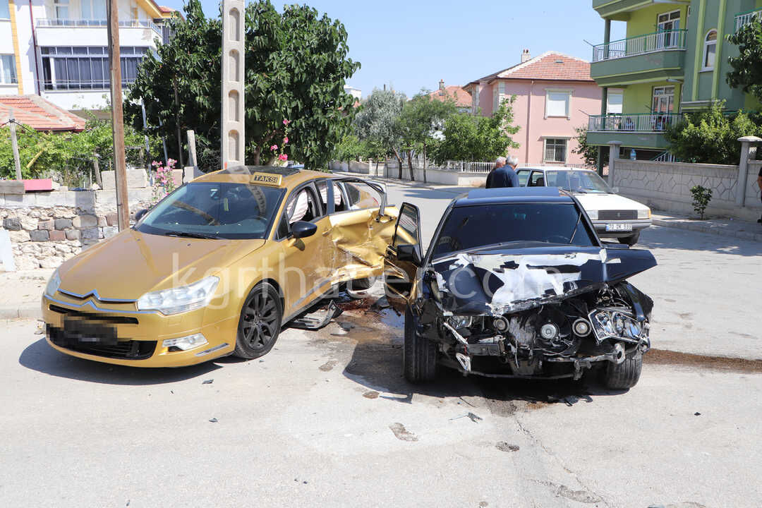 Karamanda Taksi Ile Otomobilin Carpistigi Kaza Kamerada 3 Yarali5
