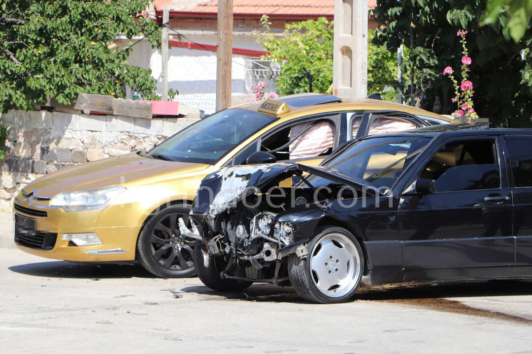 Karamanda Taksi Ile Otomobilin Carpistigi Kaza Kamerada 3 Yarali7