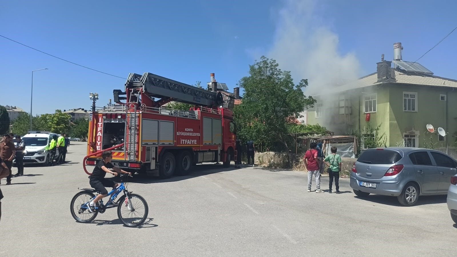 Kilitli Kapinin Ardinda Dehset Yanginda 5 Cocuk Iceride Kaldi (2)
