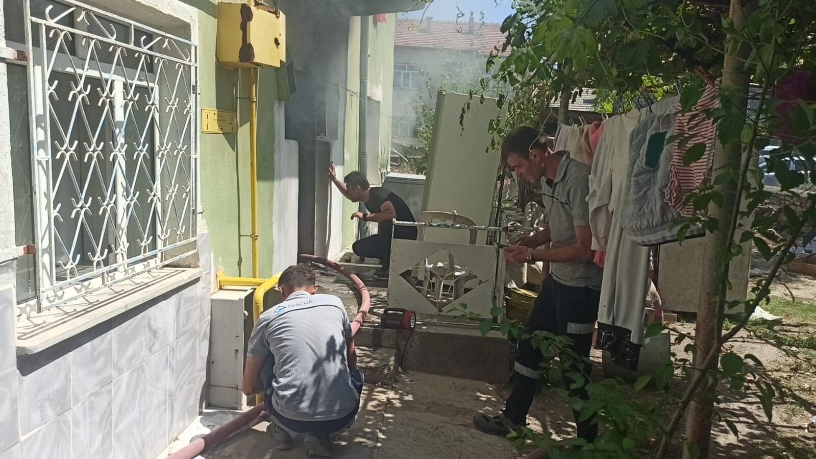 Kilitli Kapinin Ardinda Dehset Yanginda 5 Cocuk Iceride Kaldi (3)