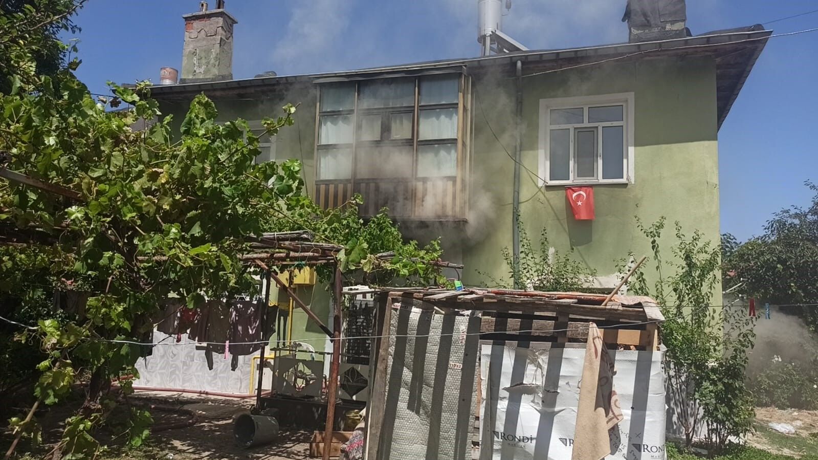 Kilitli Kapinin Ardinda Dehset Yanginda 5 Cocuk Iceride Kaldi (5)