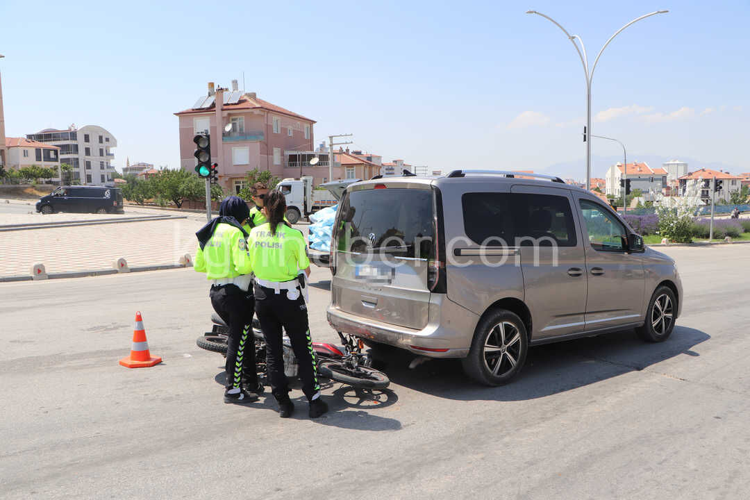 Kirmizi Isikta Duran Hafif Ticari Araca Motosiklet Arkadan Carpti 1 Yarali2