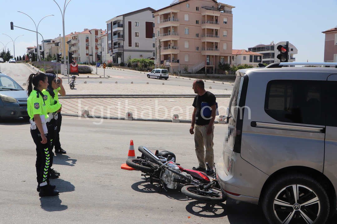 Kirmizi Isikta Duran Hafif Ticari Araca Motosiklet Arkadan Carpti 1 Yarali3