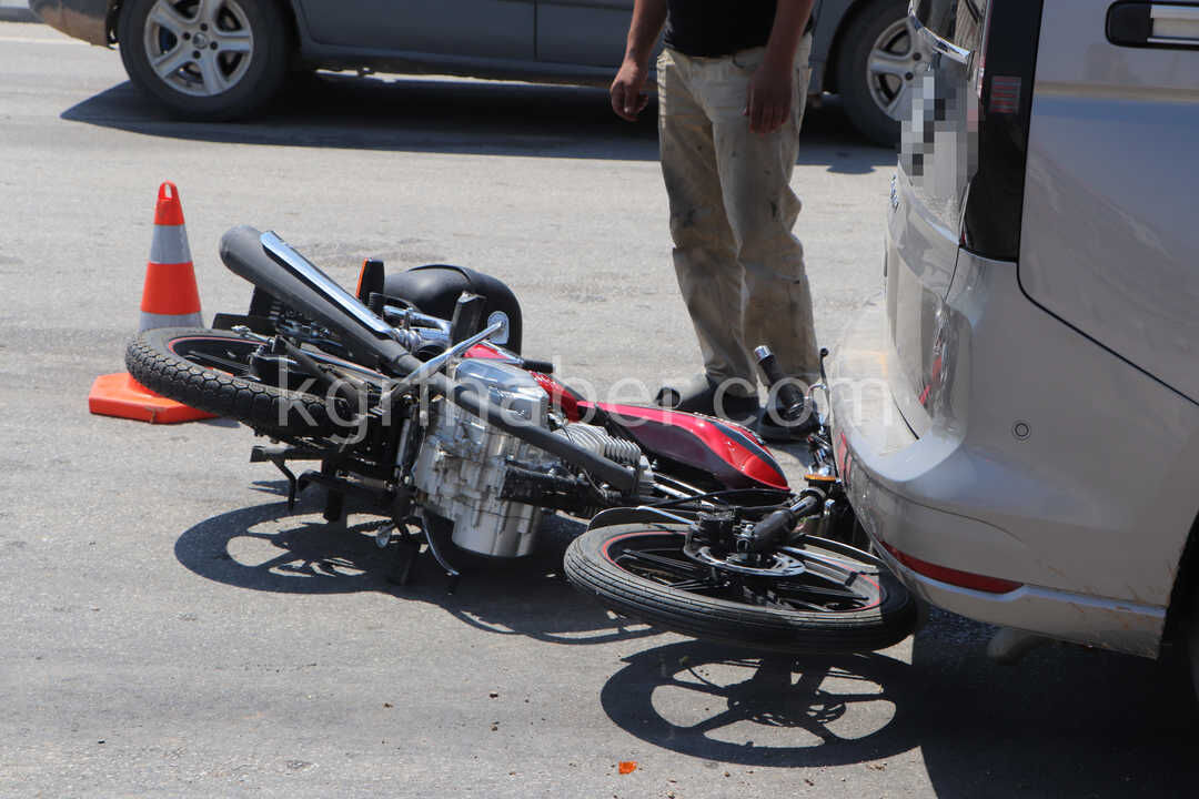 Kirmizi Isikta Duran Hafif Ticari Araca Motosiklet Arkadan Carpti 1 Yarali4
