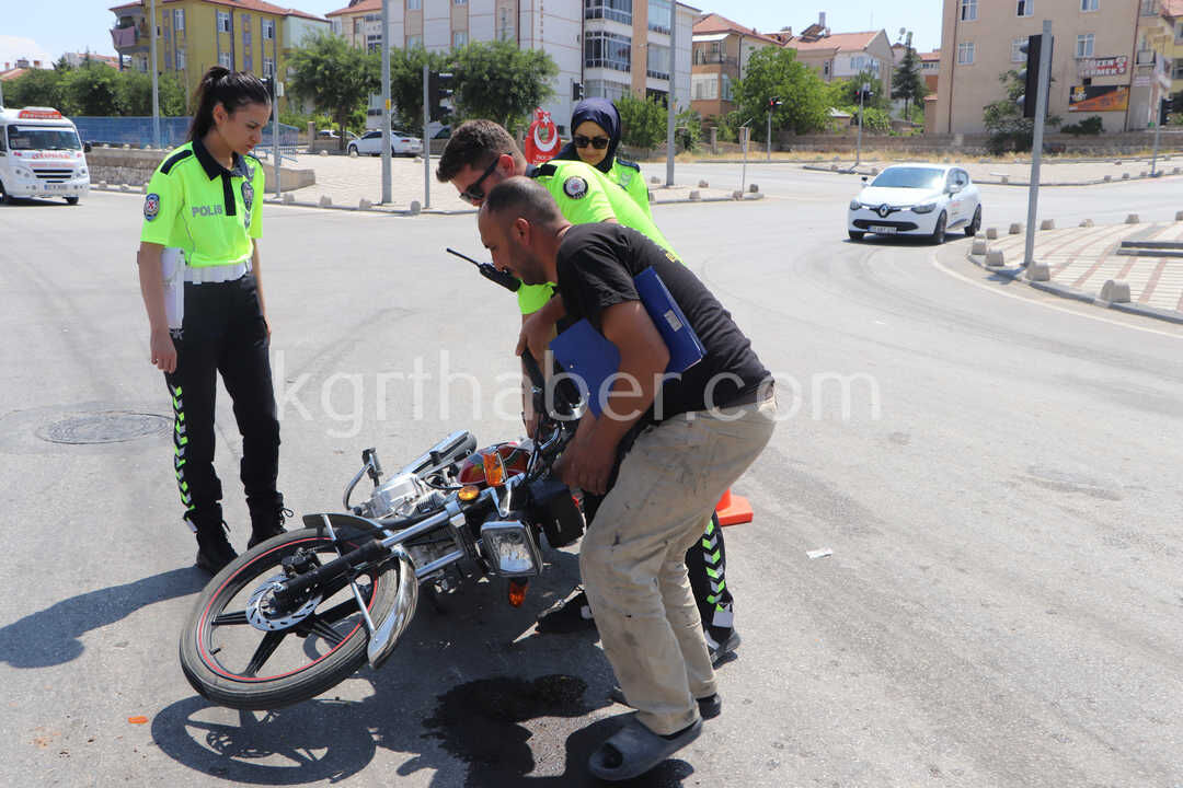 Kirmizi Isikta Duran Hafif Ticari Araca Motosiklet Arkadan Carpti 1 Yarali5