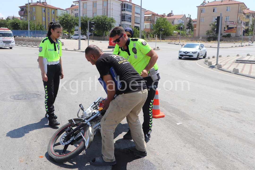 Kirmizi Isikta Duran Hafif Ticari Araca Motosiklet Arkadan Carpti 1 Yarali6