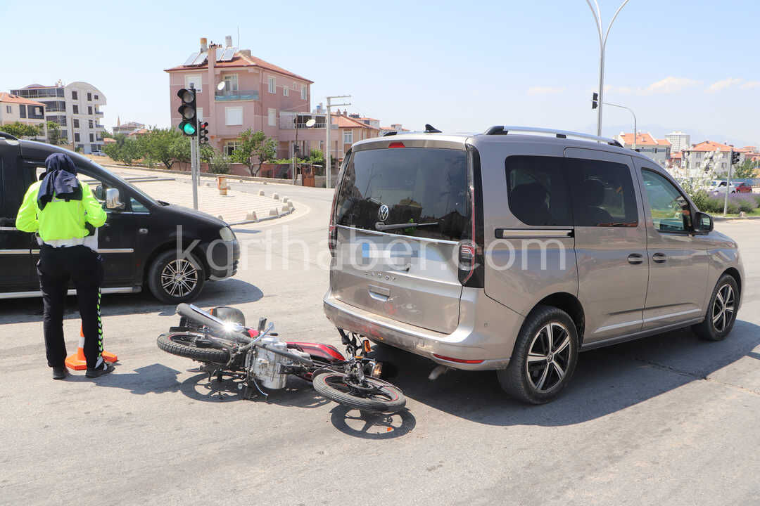 Kirmizi Isikta Duran Hafif Ticari Araca Motosiklet Arkadan Carpti 1 Yarali7