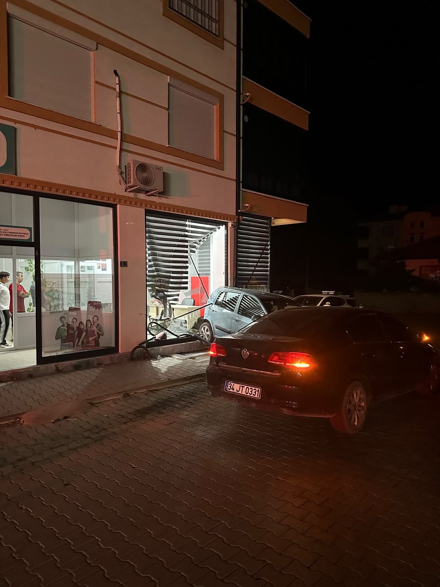 Kontrolden Cikan Otomobil Ortaligi Savas Alanina Cevirdi (1)