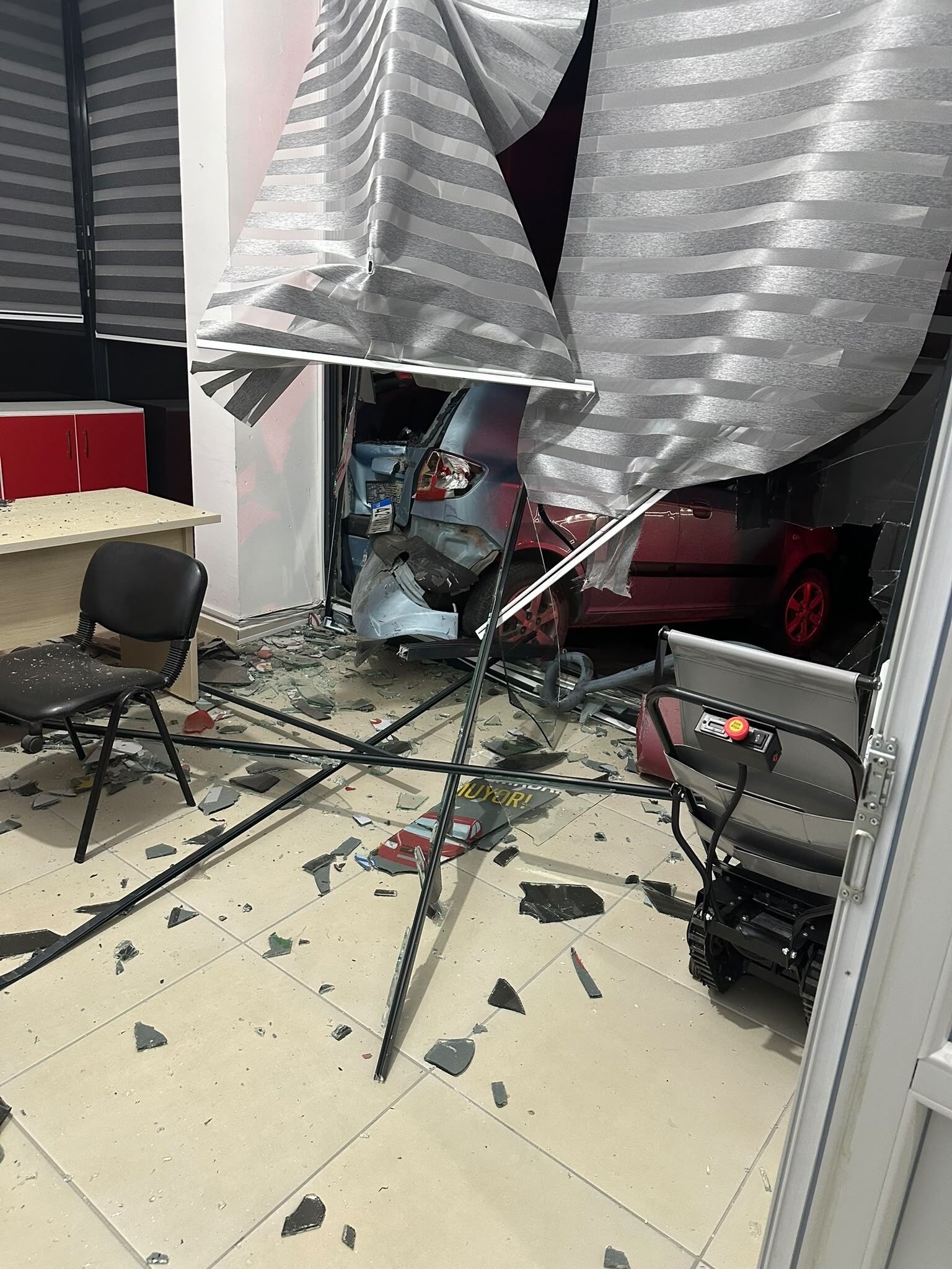 Kontrolden Cikan Otomobil Ortaligi Savas Alanina Cevirdi (2)