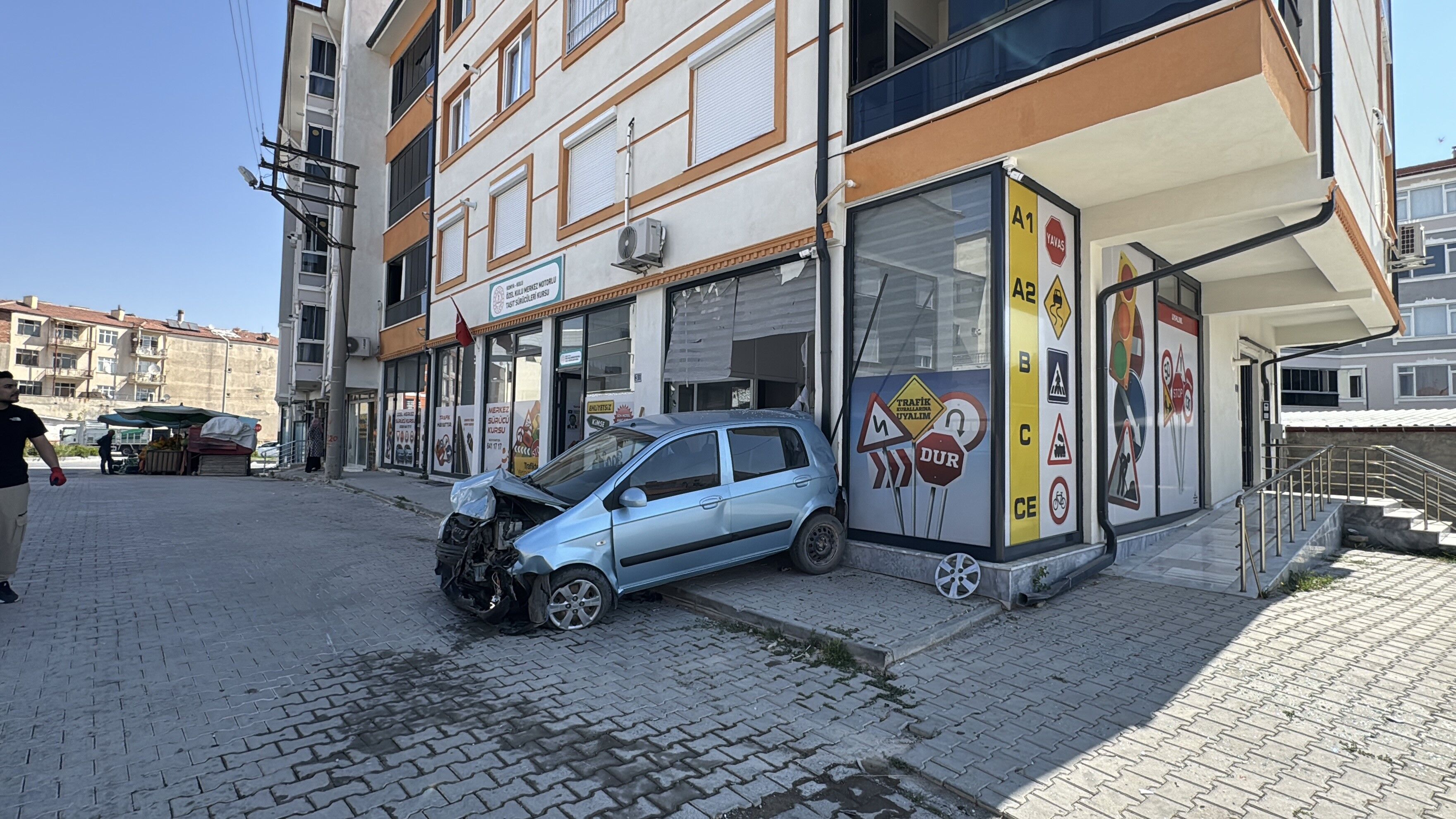 Kontrolden Cikan Otomobil Ortaligi Savas Alanina Cevirdi (3)