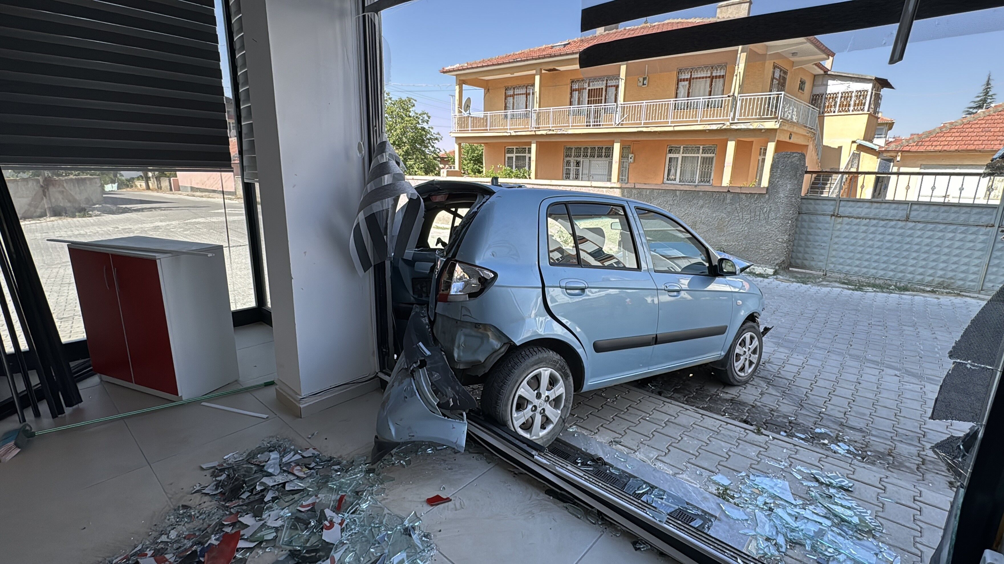 Kontrolden Cikan Otomobil Ortaligi Savas Alanina Cevirdi (4)
