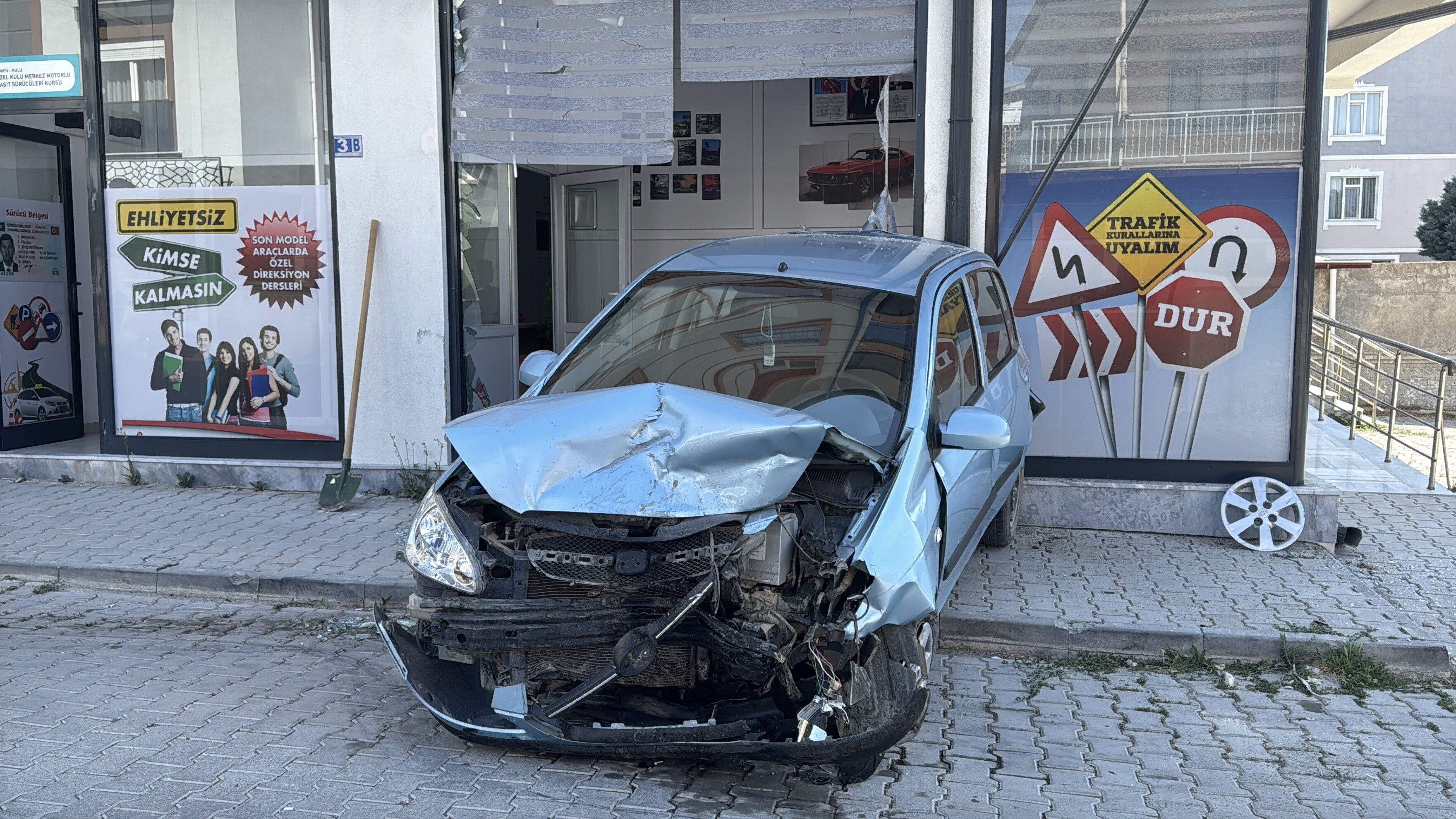 Kontrolden Cikan Otomobil Ortaligi Savas Alanina Cevirdi (5)