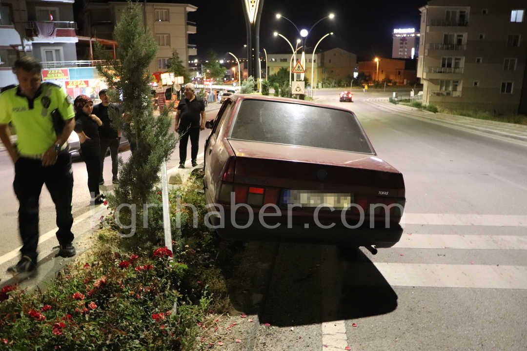Kontrolden Cikan Otomobil Refuje Cikti 1 Yarali1