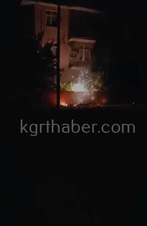 Kopan Elektrik Teli Otlari Tutusturdu Patlama Sesleri Panige Neden Oldu0