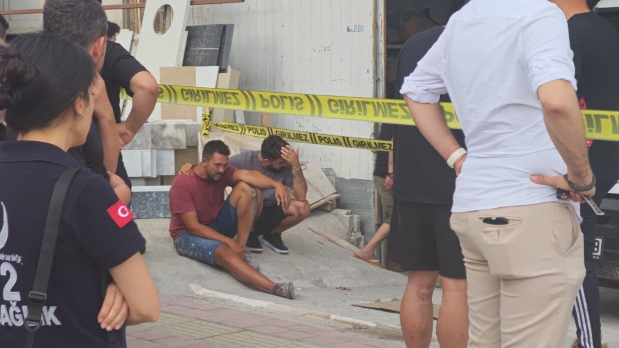 Mermer Indirirken Korkunc Kaza Esinin Gozleri Onunde Hayatini Kaybetti (1)