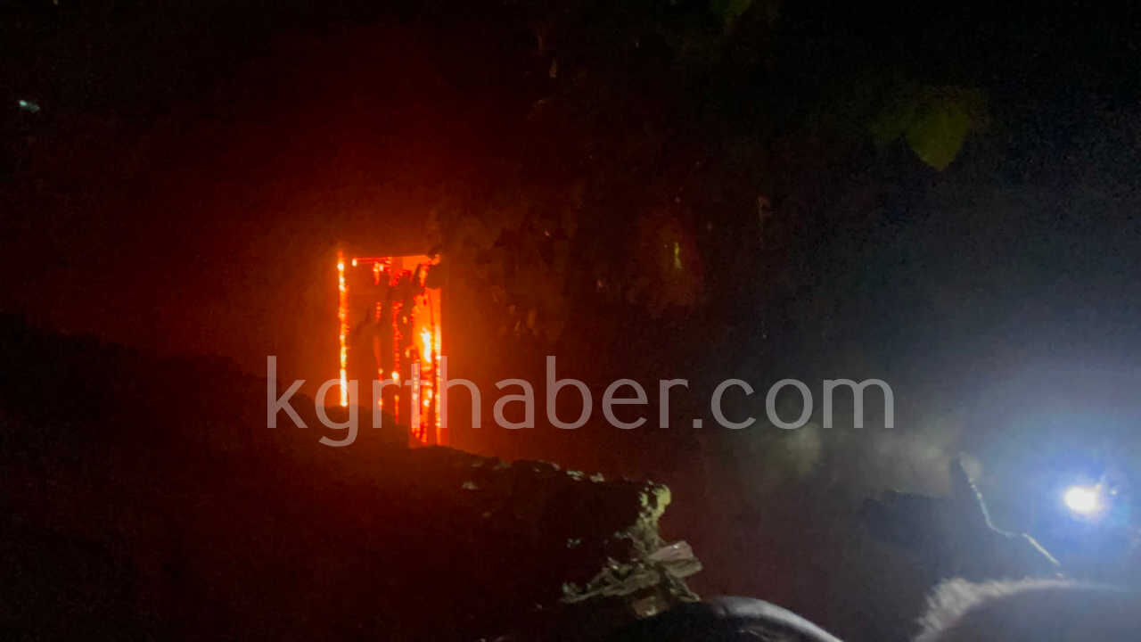 Metruk Binada Cikan Yangin Mahalleyi Sokaga Doktu3