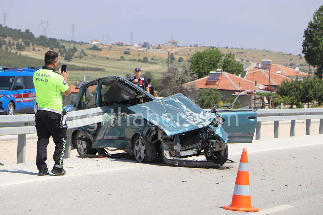 Mut Yolunda Feci Kaza Arac Bariyerlere Saplandi 1 Yarali0