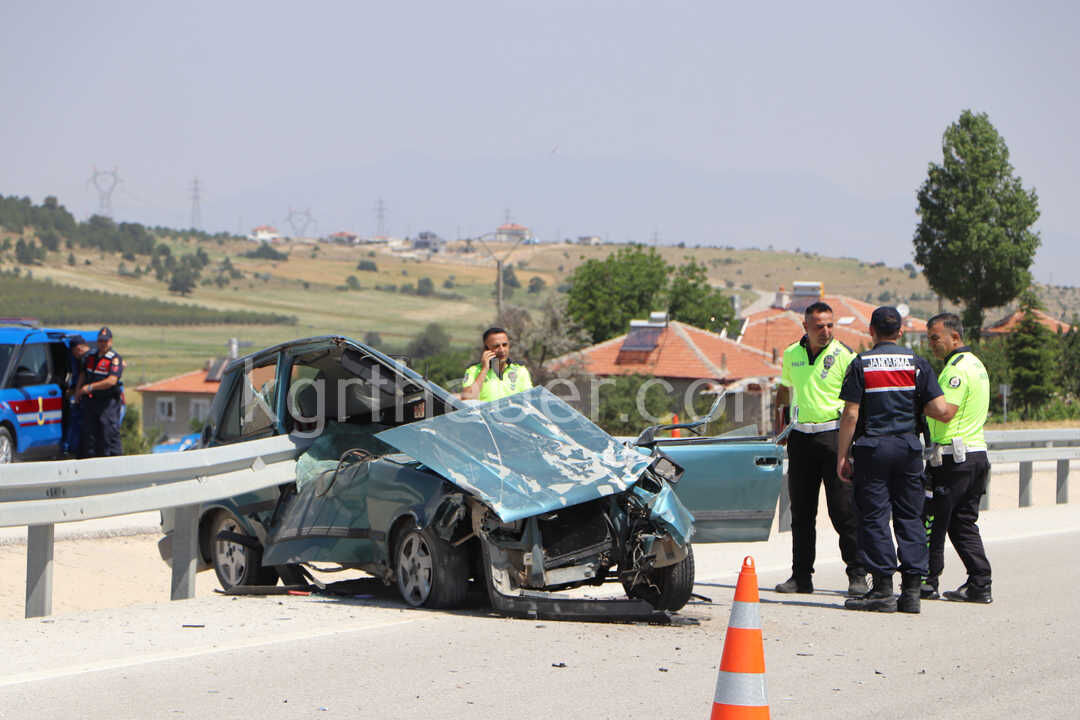 Mut Yolunda Feci Kaza Arac Bariyerlere Saplandi 1 Yarali1-1