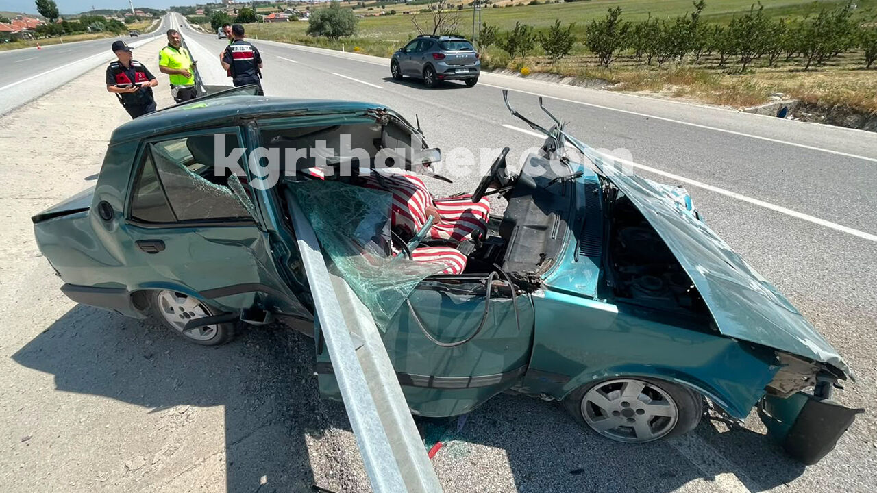 Mut Yolunda Feci Kaza Arac Bariyerlere Saplandi 1 Yarali1
