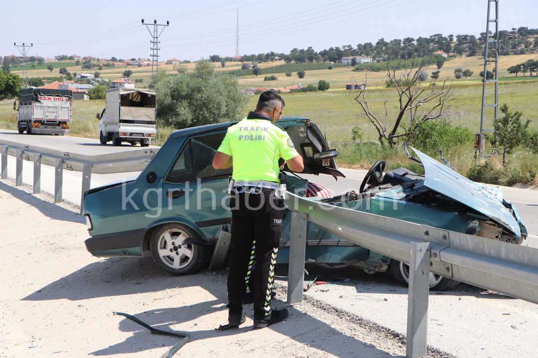Mut Yolunda Feci Kaza Arac Bariyerlere Saplandi 1 Yarali10