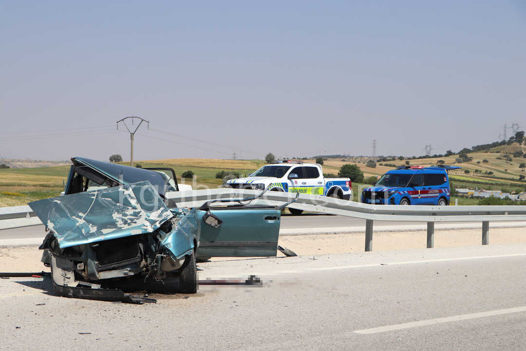 Mut Yolunda Feci Kaza Arac Bariyerlere Saplandi 1 Yarali12