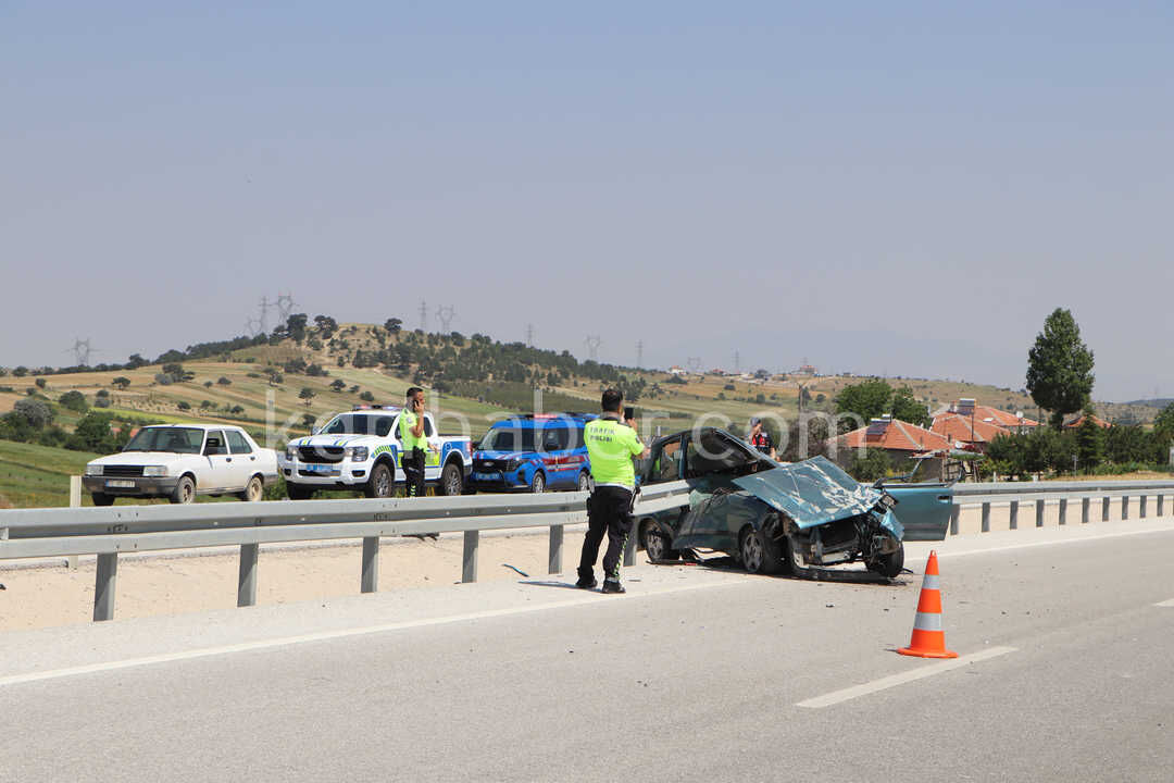 Mut Yolunda Feci Kaza Arac Bariyerlere Saplandi 1 Yarali13