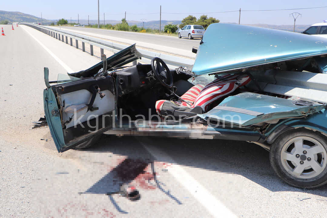 Mut Yolunda Feci Kaza Arac Bariyerlere Saplandi 1 Yarali6