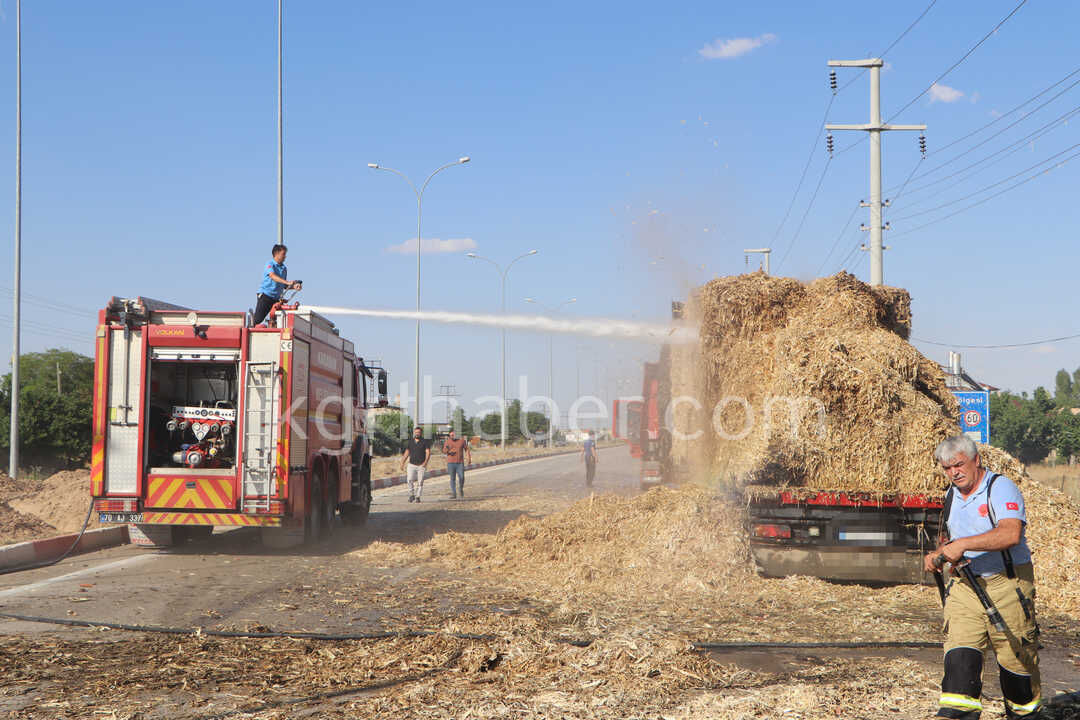 Saman Yuklu Tirda Yangin Cikti Meslektaslari Yardima Kostu15
