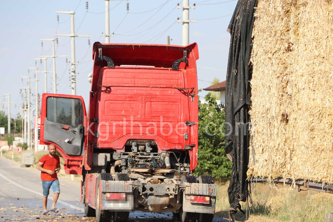 Saman Yuklu Tirda Yangin Cikti Meslektaslari Yardima Kostu16