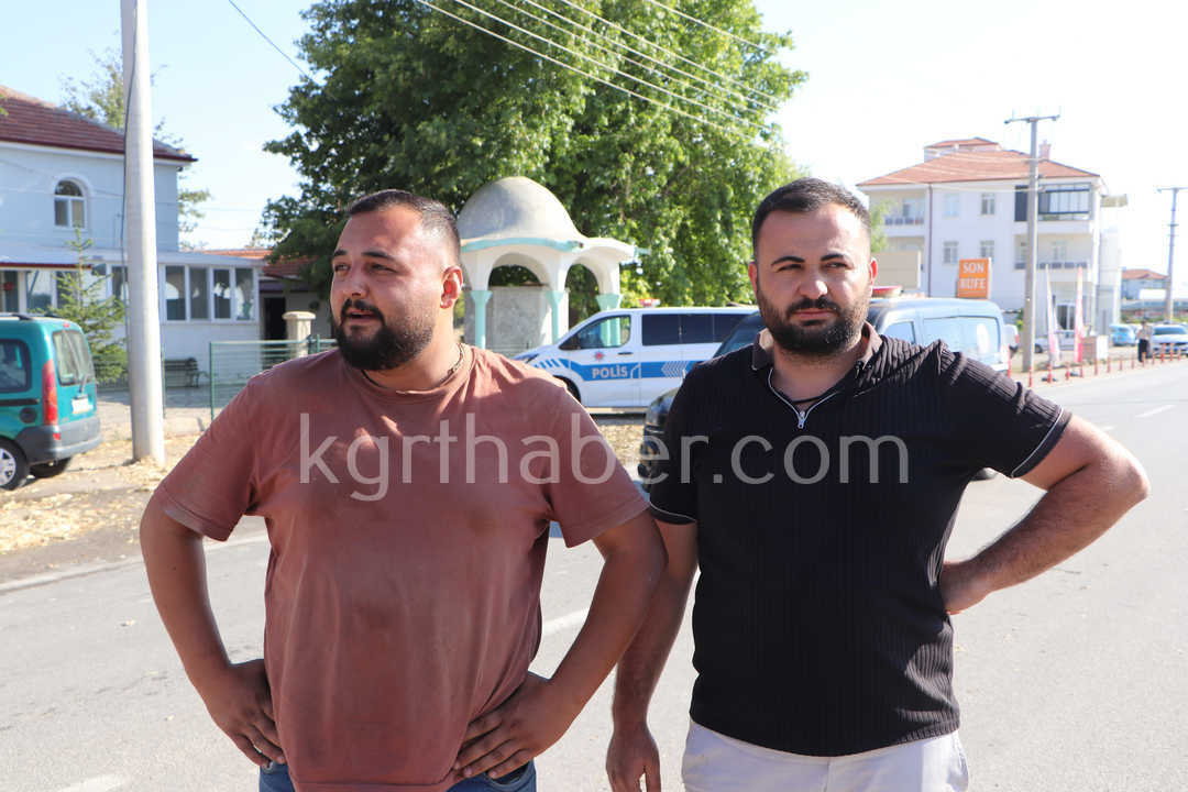 Saman Yuklu Tirda Yangin Cikti Meslektaslari Yardima Kostu19