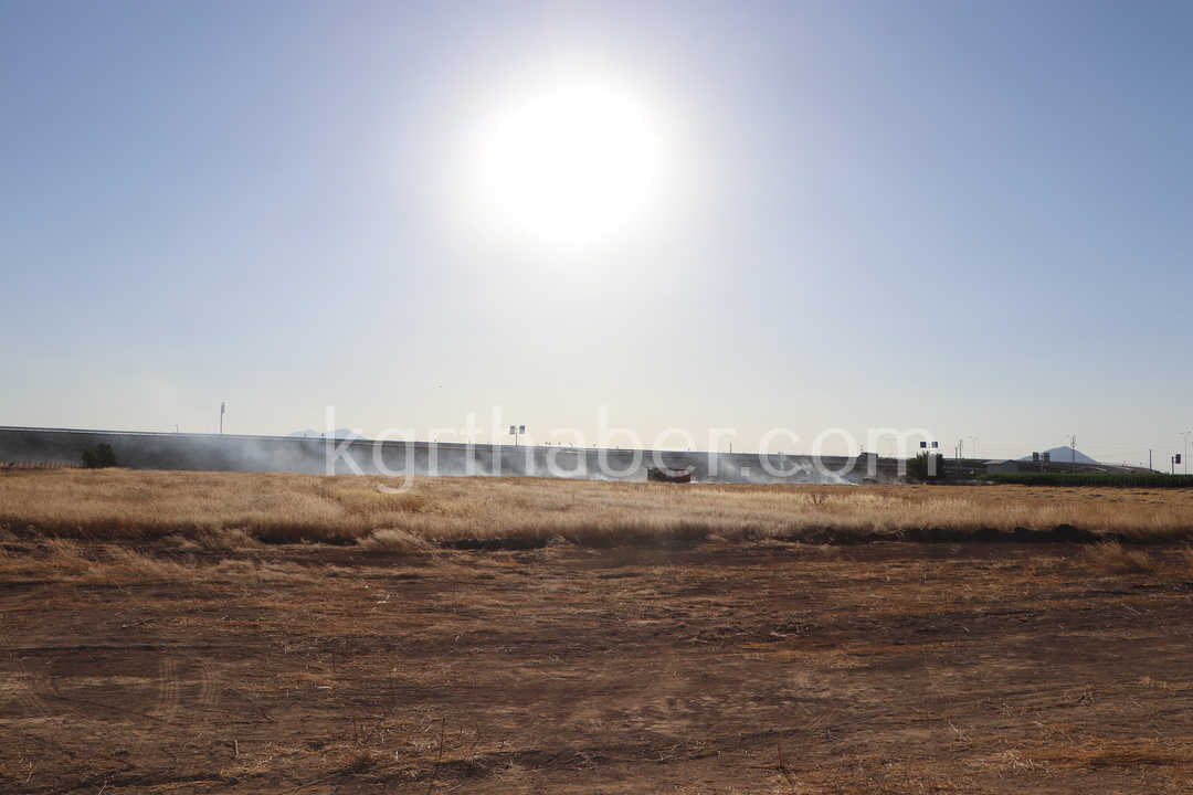 Tarlada Cikan Yangin Ruzgarin Etkisiyle Buyudu Itfaiyeden Hizli Mudahale5
