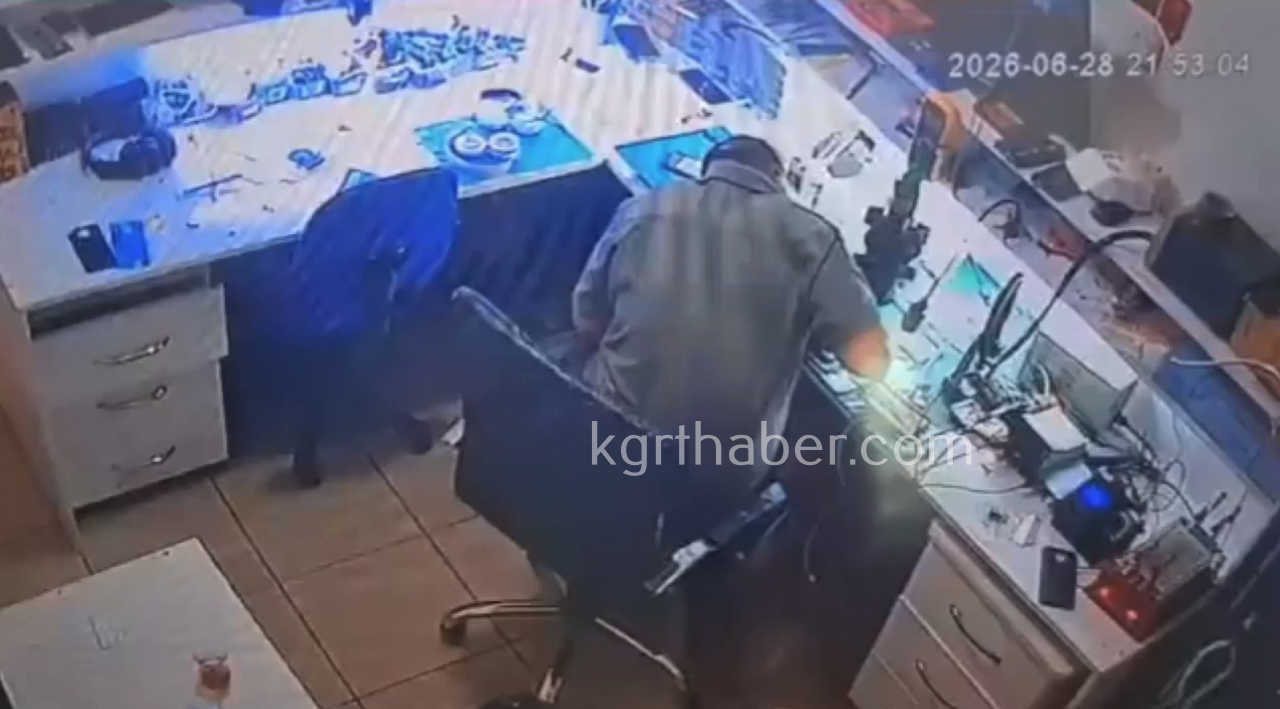 Telefon Tamircisindeki Telefon Boyle Yandi O Anlar Kamerada2