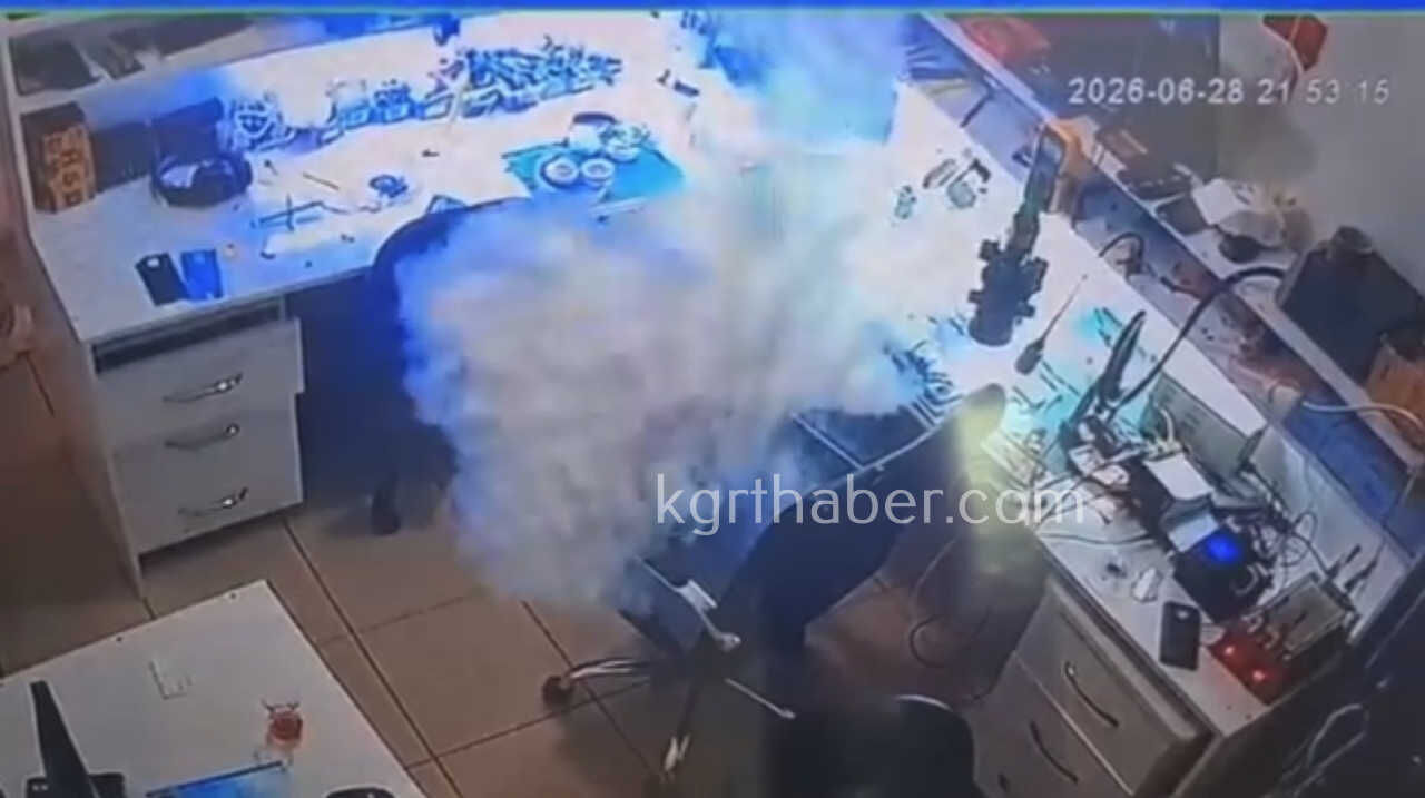 Telefon Tamircisindeki Telefon Boyle Yandi O Anlar Kamerada3
