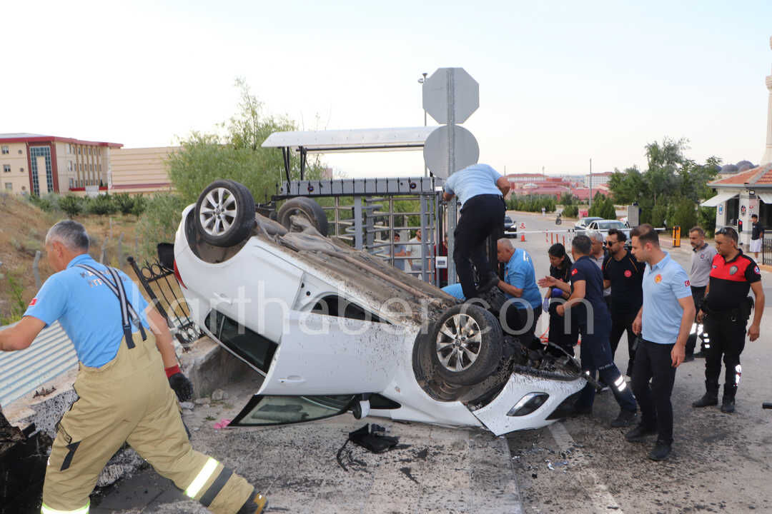 Tip Fakultesi Ogrencilerinin Bulundugu Arac Takla Atti 4 Yarali3