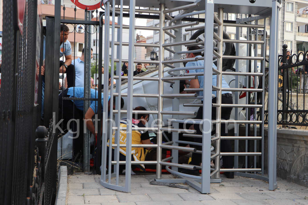 Tip Fakultesi Ogrencilerinin Bulundugu Arac Takla Atti 4 Yarali5