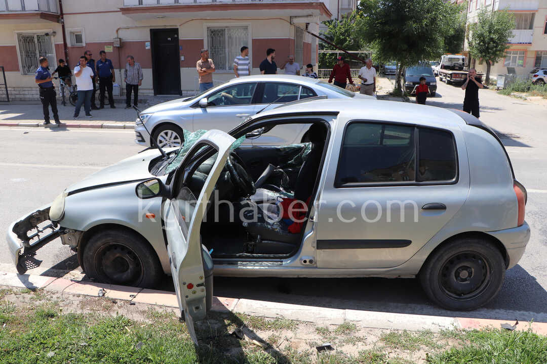 Tirin Dorsesine Carpan Otomobil Hurdaya Dondu 1I Agir 3 Yarali12