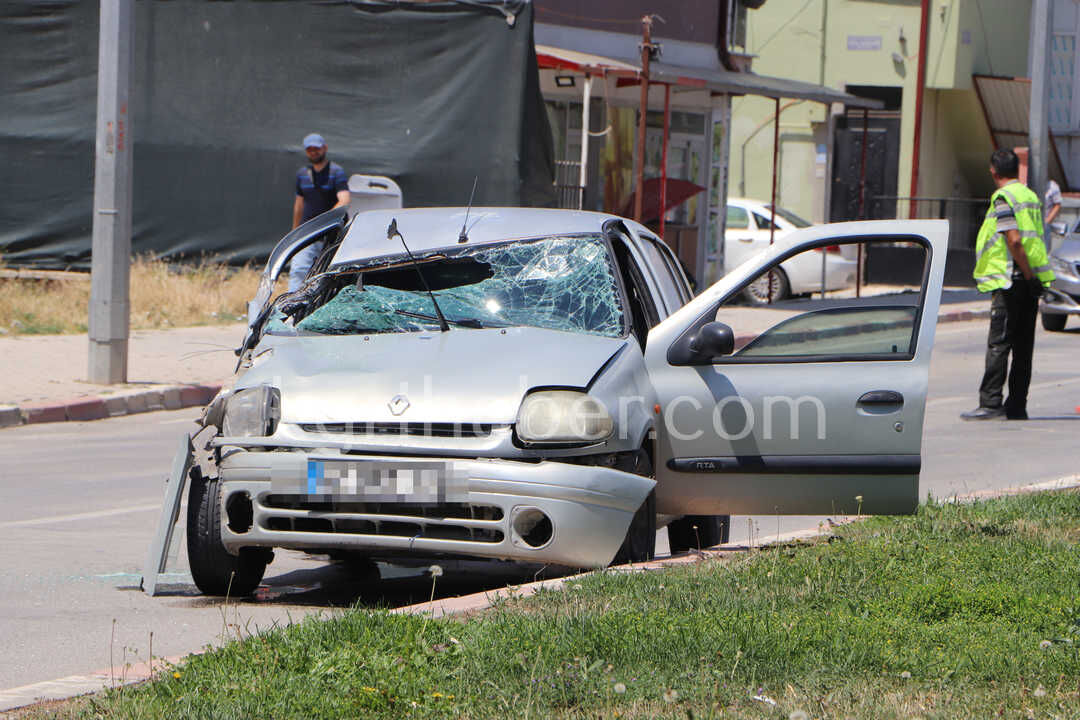 Tirin Dorsesine Carpan Otomobil Hurdaya Dondu 1I Agir 3 Yarali3-1