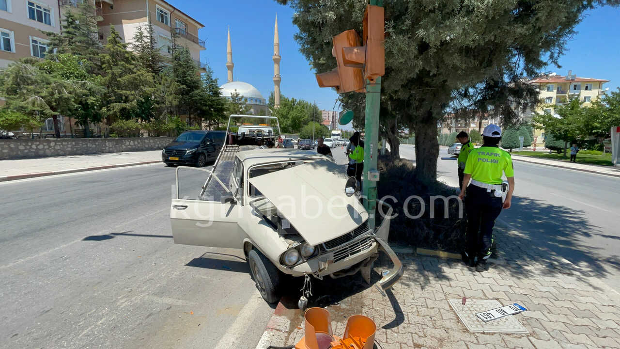 Trafik Lambasina Carparak Durabildi Yasli Surucu Yarali2