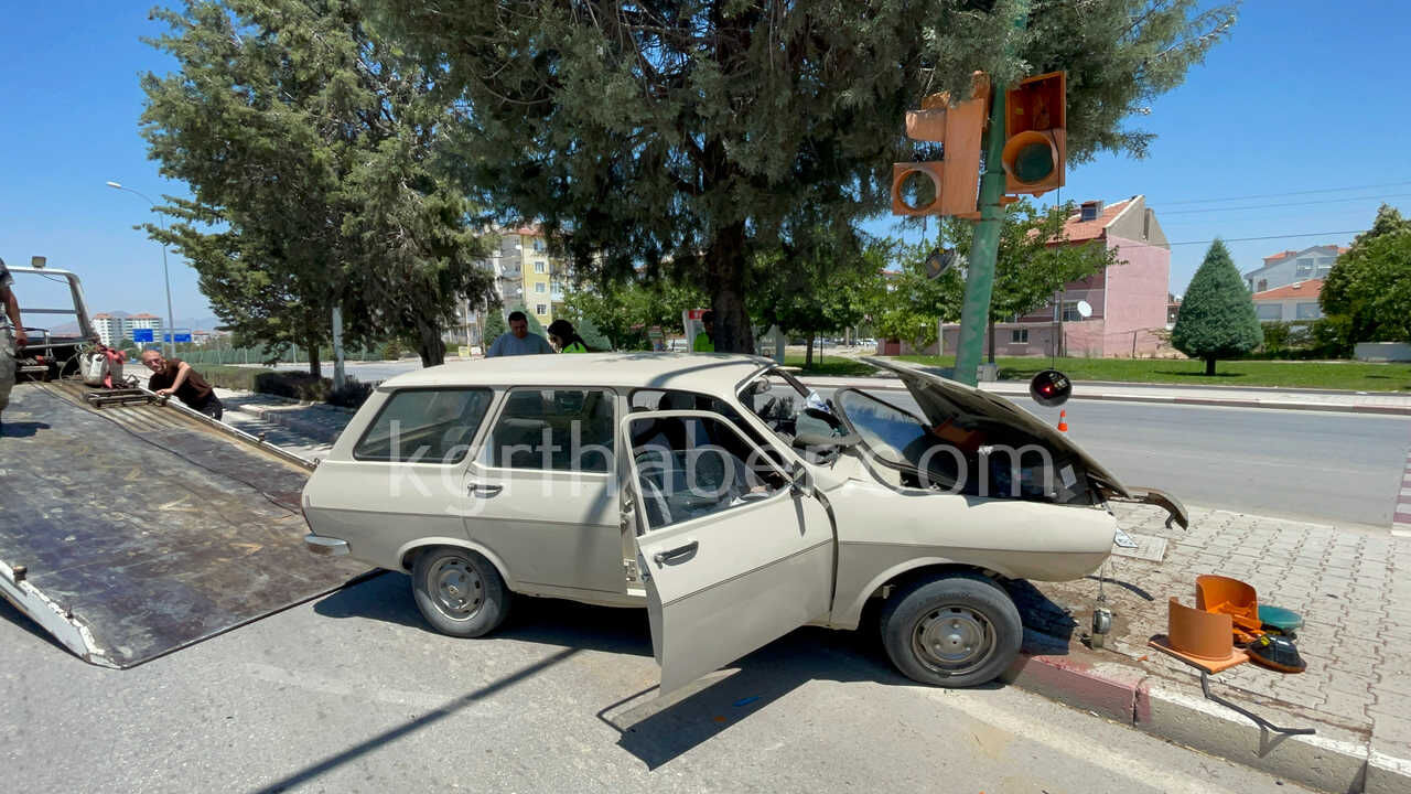 Trafik Lambasina Carparak Durabildi Yasli Surucu Yarali3