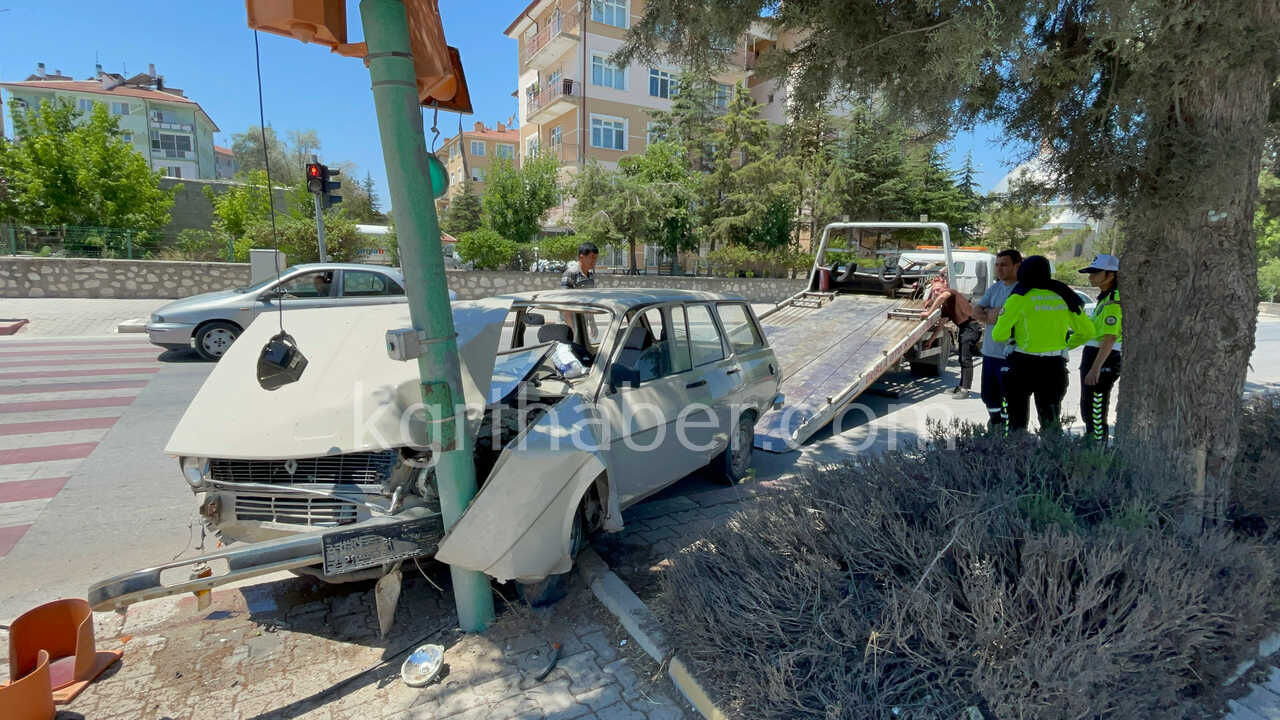 Trafik Lambasina Carparak Durabildi Yasli Surucu Yarali5